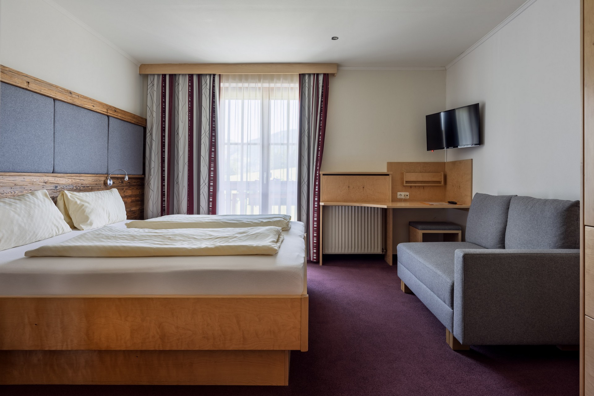 Hotel für einen erholsamen Urlaub. Mit grossen Gastgarten und Terrasse.  Doppelzimmer mit Bergblick. In den Alpen.