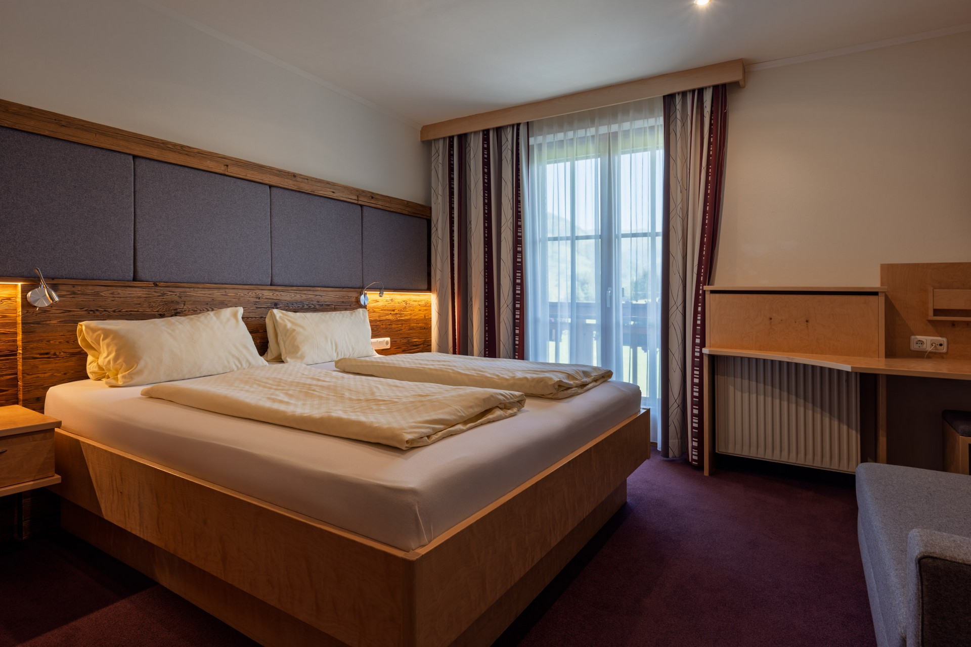 Hotel für einen erholsamen Urlaub. Mit grossen Gastgarten und Terrasse.  Doppelzimmer mit Bergblick. In den Alpen.