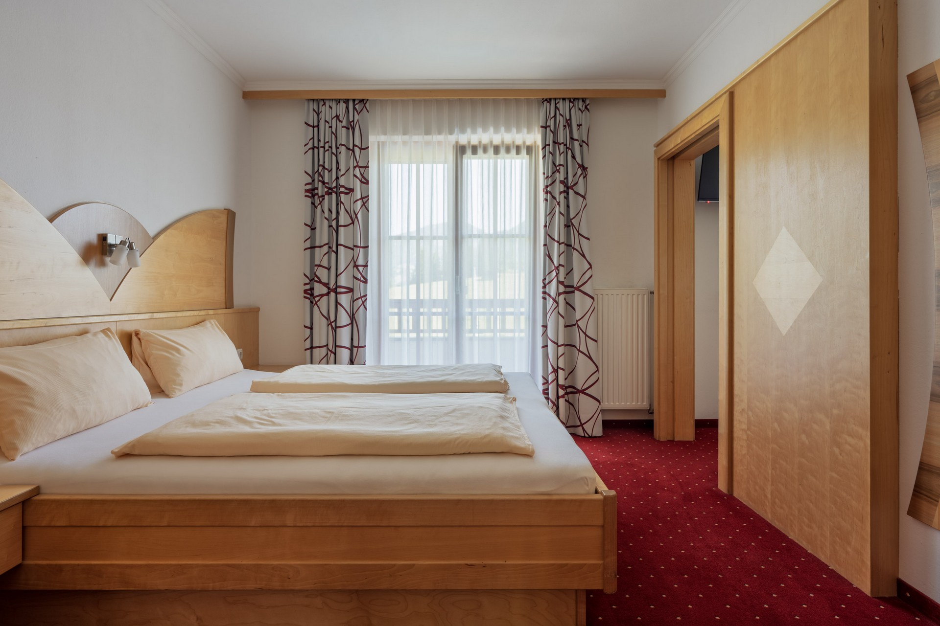 Hotel für einen erholsamen Urlaub. Mit grossen Gastgarten und Terrasse.  Doppelzimmer mit Bergblick. In den Alpen.