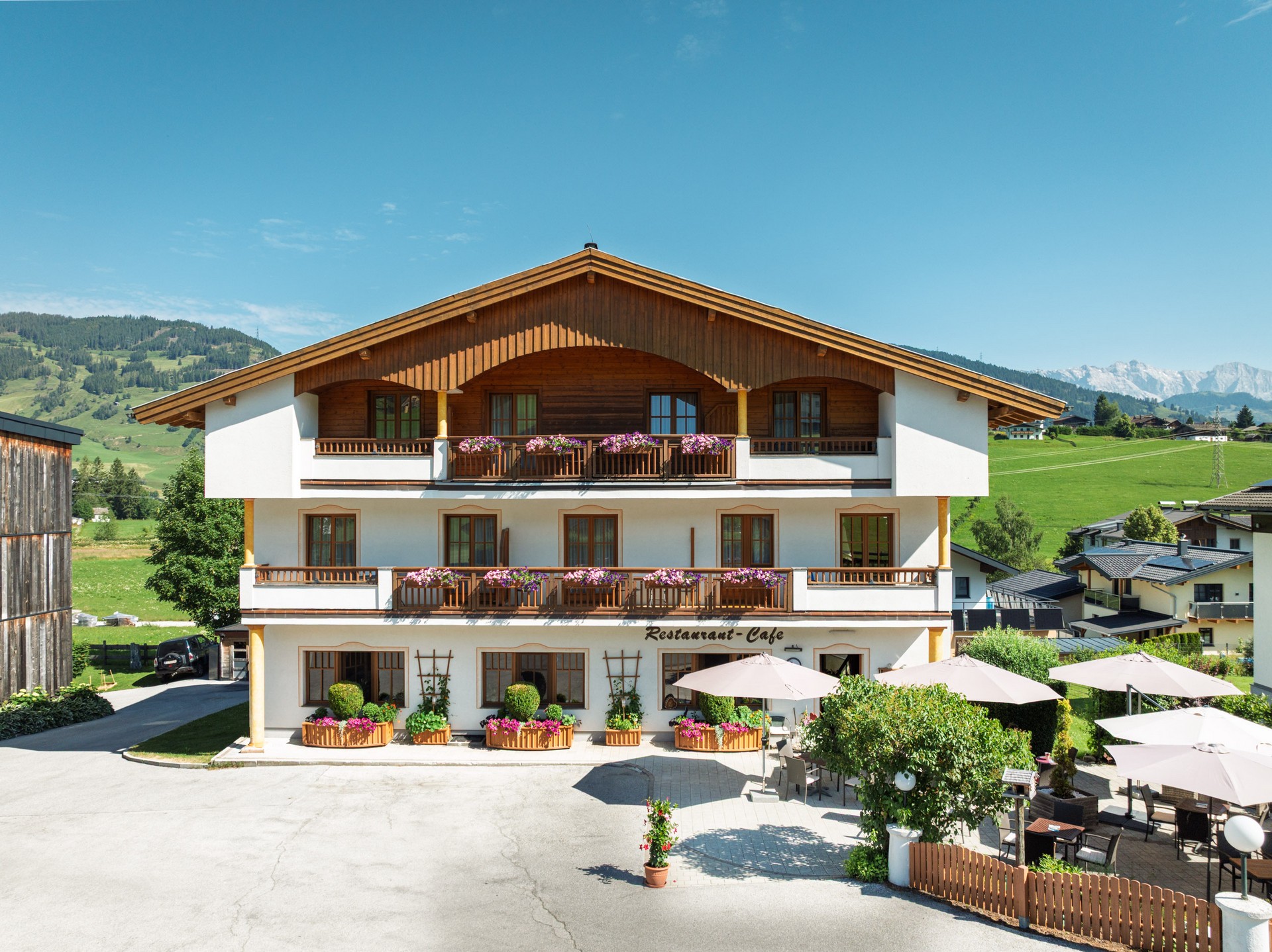 Hotel für einen erholsamen Urlaub. Alle Hotelzimmer mit grossen Balkon. Doppelzimmer mit Bergblick.