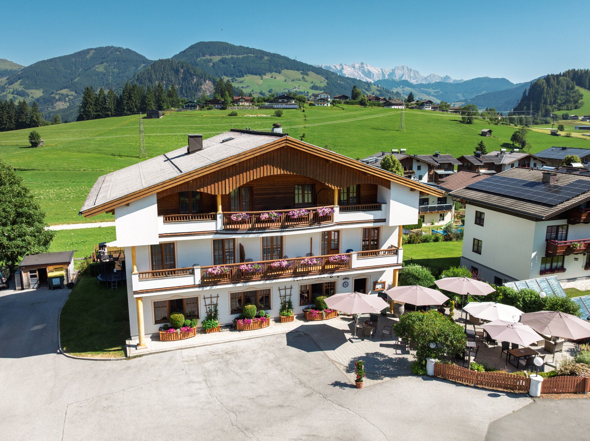 Hotel für einen erholsamen Urlaub. Alle Hotelzimmer mit grossen Balkon. Doppelzimmer mit Bergblick.