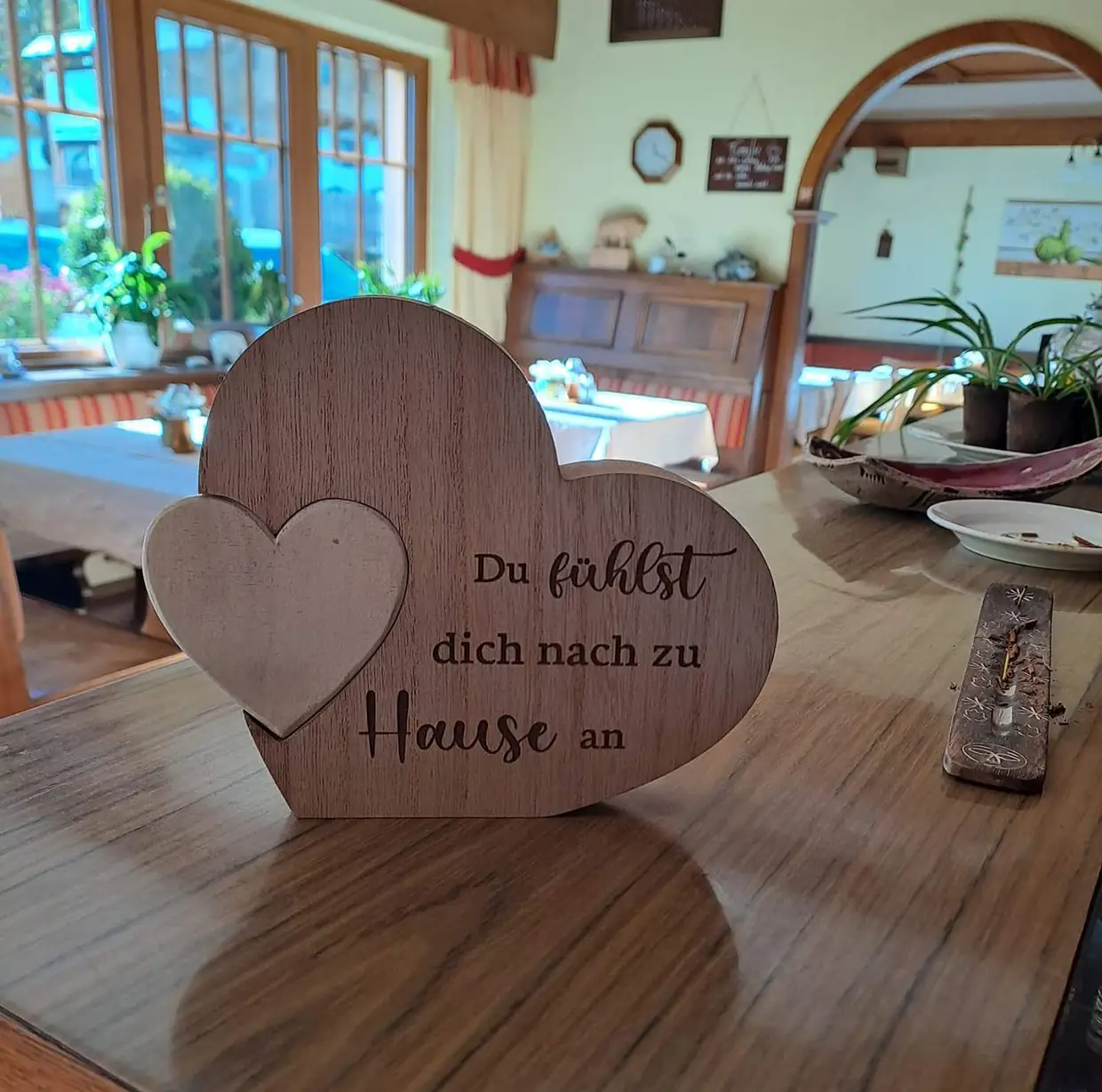 Hotel für einen erholsamen Urlaub. Mit grossen Gastgarten und Terrasse.  Doppelzimmer mit Bergblick. In den Alpen.