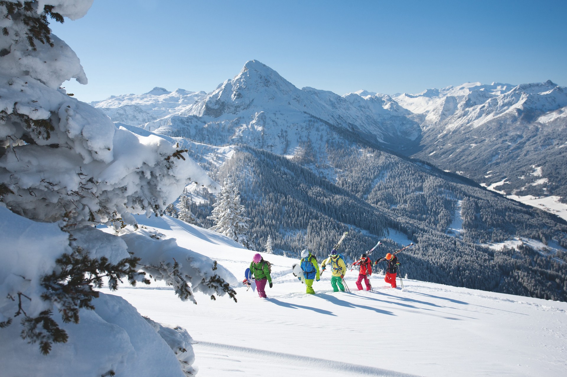 Skitouren in den Alpen. Mitten im Salzburgerland. Am Rande des Nationalparks Hohe Tauern. Viele Loipen und Skigebiete.