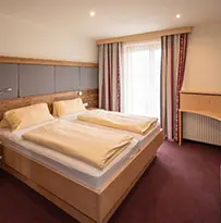 Hotel, Gasthof, Pension für einen erholsamen Urlaub. Alle Hotelzimmer mit grossen Balkon. Familienzimmer mit Bergblick. Preiswert. Günstig.