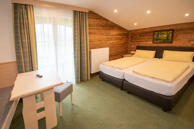 Hotel, Gasthof, Pension für einen erholsamen Urlaub. Alle Hotelzimmer mit grossen Balkon. Doppelzimmer mit Bergblick.