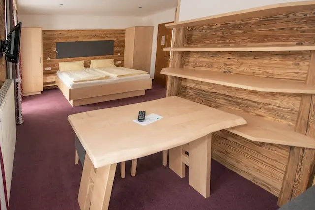 Hotel, Gasthof, Pension für einen erholsamen Urlaub. Alle Hotelzimmer mit grossen Balkon. Doppelzimmer mit Bergblick.