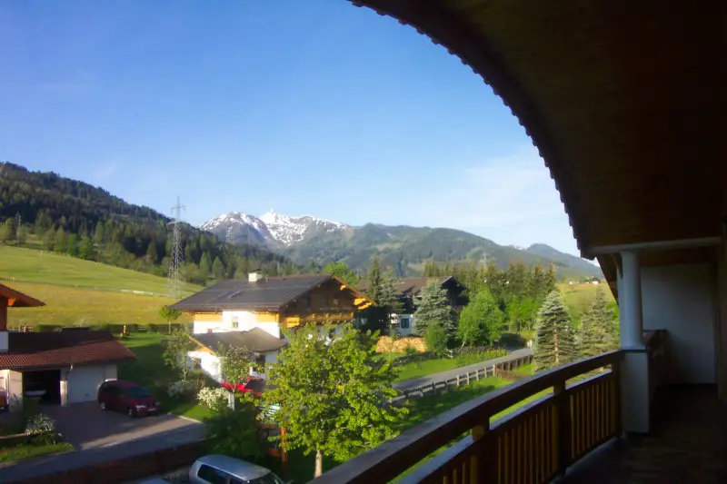 Hotel, Gasthof, Pension für einen erholsamen Urlaub. Alle Hotelzimmer mit grossen Balkon. Familienzimmer mit Bergblick. Preiswert. Günstig.